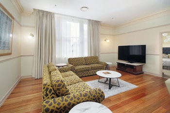 Three Beds Sub-Penthouse Apartment