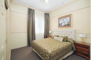 Three Beds Sub-Penthouse Apartment