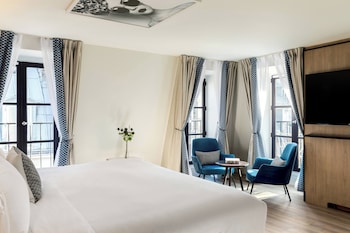 Suite, 1 King Bed, Corner