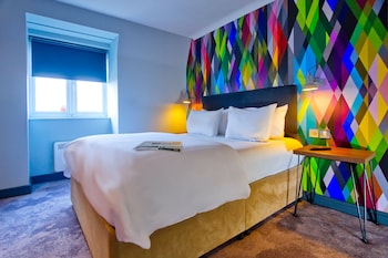 Club Room (FREE Gym & Pool Access)