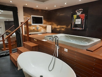 Drop Dead Gorgeous Splash Suite