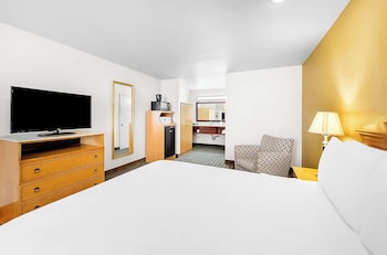 Standard Room, 1 Queen Bed, Non Smoking, Refrigerator & Microwave