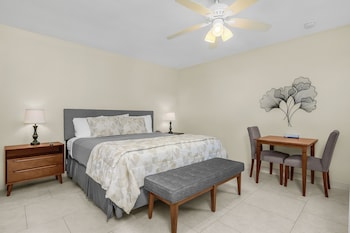 Room, 1 King Bed, Poolside