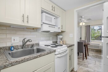 Room, 1 King Bed, Kitchenette