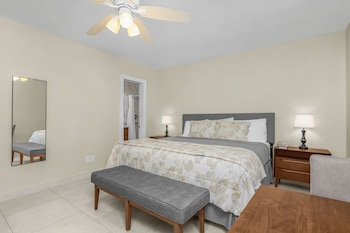 Room, 1 King Bed, Poolside