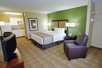 Room, 1 King Bed, Non Smoking, Kitchen (Shower)