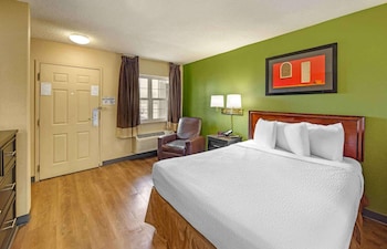 Room, 1 King Bed, Non Smoking, Kitchen (Shower)