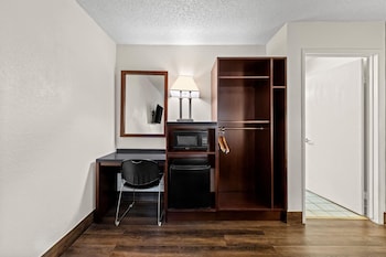 Room, 1 Queen Bed, Accessible, Non Smoking (Mobility/Hearing, Roll-In Shower)