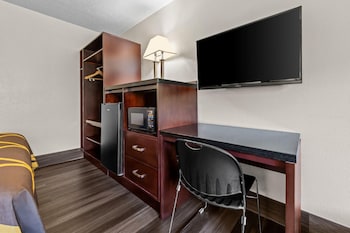 Basic Room, 2 Queen Beds, Non Smoking
