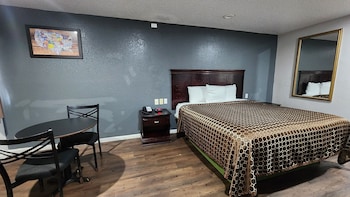 Deluxe Room, 1 King Bed, Smoking, Refrigerator & Microwave