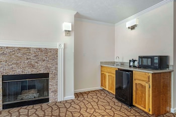 Standard Room, 1 King Bed, Non Smoking, Balcony (Larger Room)