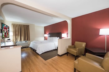 Premium Room, 1 King Bed, Jetted Tub (Upgraded Bedding & Snack, Smoke Free)