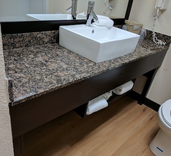 Premium Room, 1 King Bed, Jetted Tub (Upgraded Bedding & Snack, Smoke Free)