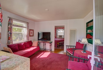 Room, Private Bathroom (Cardinal)
