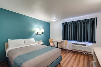 Standard Room, 1 Queen Bed, Non Smoking, Refrigerator & Microwave