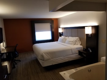 Standard Room, 1 King Bed, Jetted Tub