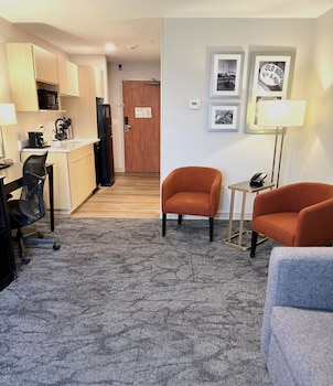 Suite, 1 King Bed with Sofa bed, Non Smoking, Kitchenette