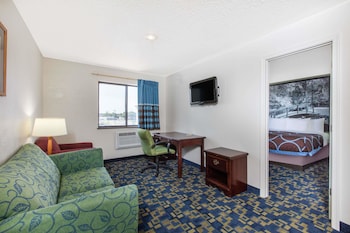 Suite, 1 King Bed, Non Smoking (One-Bedroom)