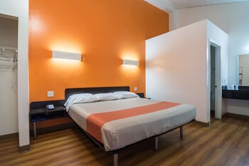 Standard Room, 1 King Bed, Mobility Accessible, Non Smoking