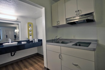 Deluxe Room, 1 Queen Bed, Non Smoking, Kitchenette