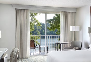 Deluxe Room, 1 King Bed, Lake View