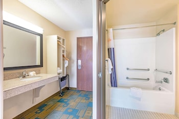Deluxe Suite, 1 King Bed, Non Smoking (Limited View)
