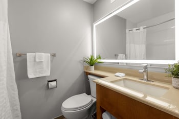 Single Queen Deluxe Room