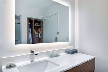 Room, 1 King Bed, Mobility Accessible, Non Smoking (Bathtub w/ Grab Bars)
