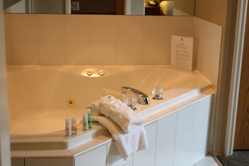 Suite, 1 Queen Bed, Jetted Tub