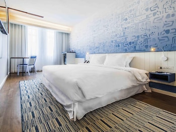 Executive Room, 1 Queen Bed, Partial Sea View
