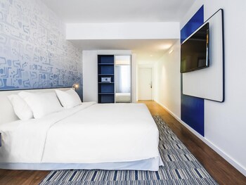 Executive Room, 1 Queen Bed, Partial Sea View
