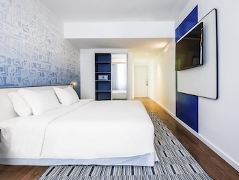 Executive Room, 1 Queen Bed, Partial Sea View