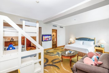 Junior Suite, 1 King Bed (Family)
