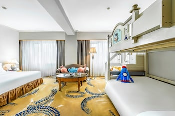 Junior Suite, 1 King Bed (Family)