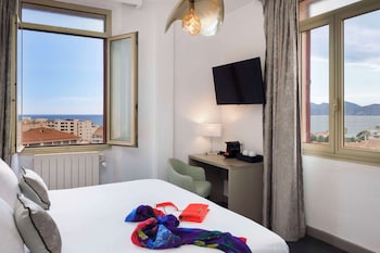 Deluxe Room, 1 Queen Bed, Non Smoking, Sea View