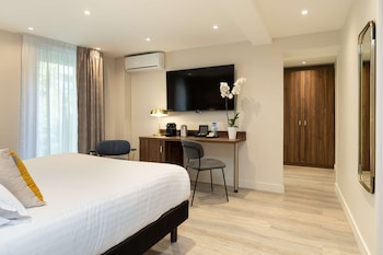 Deluxe Room, 1 King Bed, Non Smoking (Larger Room)