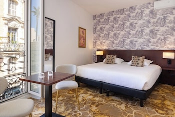 Deluxe Room, 1 King Bed, Non Smoking (Larger Room)