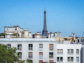 Junior Suite with Eiffel Tower View, 1 double bed and a double sofa bed.