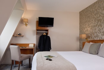 Triple Superior Room with Sacre Coeur View