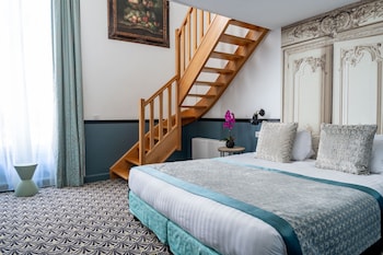 Duplex - Complimentary soft minibar, courtesy tray, Chromecast and digital press