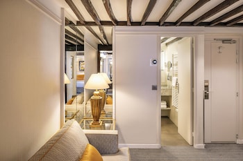Deluxe Room, 1 Queen Bed (Larger Room)