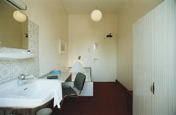 Basic Single Room, Shared Bathroom (no TV no WLAN)