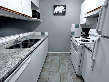 Two-Bedroom Apartment 112, No air conditioning