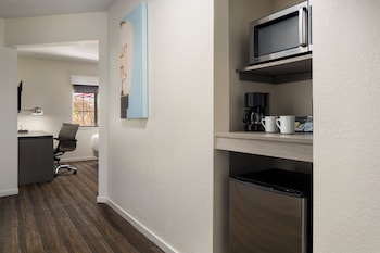 Room, 1 Queen Bed, Accessible (Shower)