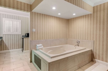 Deluxe Room, 1 King Bed, In-Room Hot Tub, Non Smoking