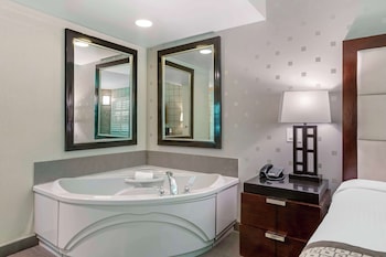 Suite, 1 King Bed, Non Smoking, Jetted Tub (Living Room)