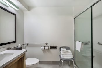 Standard Room, 1 Queen Bed, Roll-in Shower (Mobility Accessible)