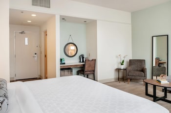 1 King Bed, Nonsmoking, Upgrade