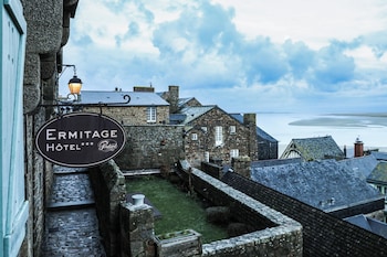 Double Room Historic House Annette Poulard Bay View