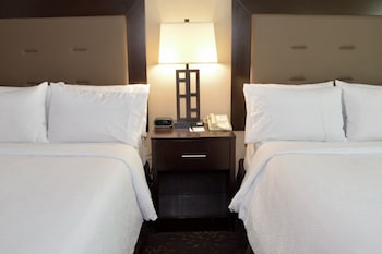 Standard Room, 2 Double Beds, Accessible (Accessible Tub)
